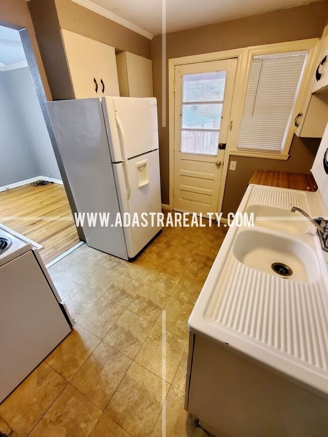 Building Photo - Beautiful Brookside Duplex-Available NOW!!