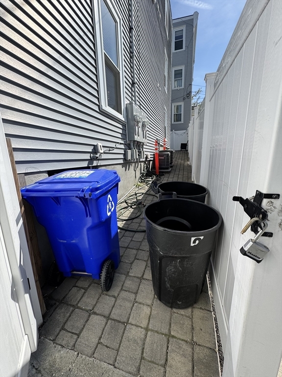 Building Photo - 153 Everett St