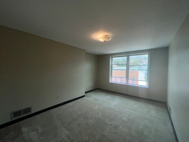 Building Photo - 624 Monongahela Ave