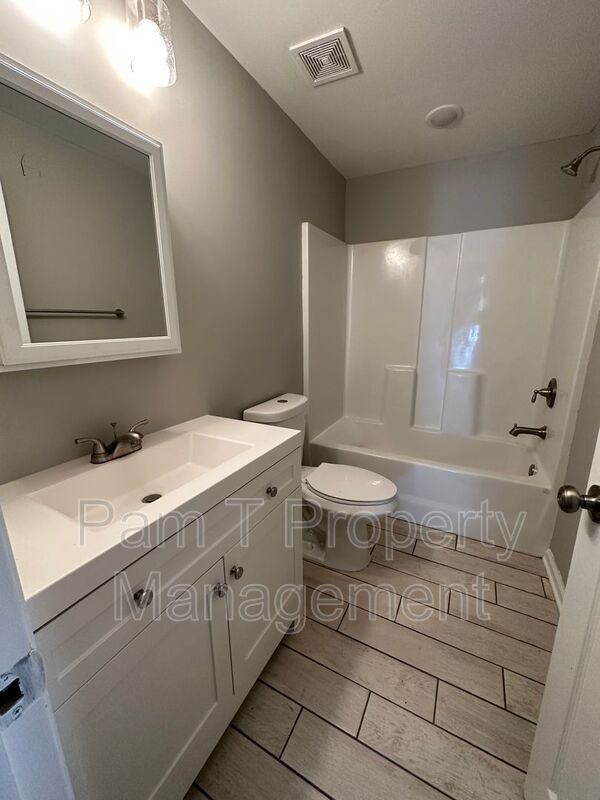 Building Photo - 1024 W 39th St