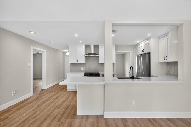 Building Photo - 5743 Ludington Dr