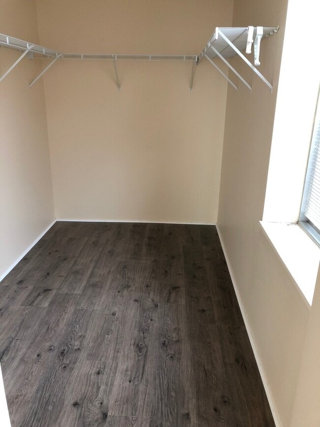 Building Photo - 1640 Maple Ave