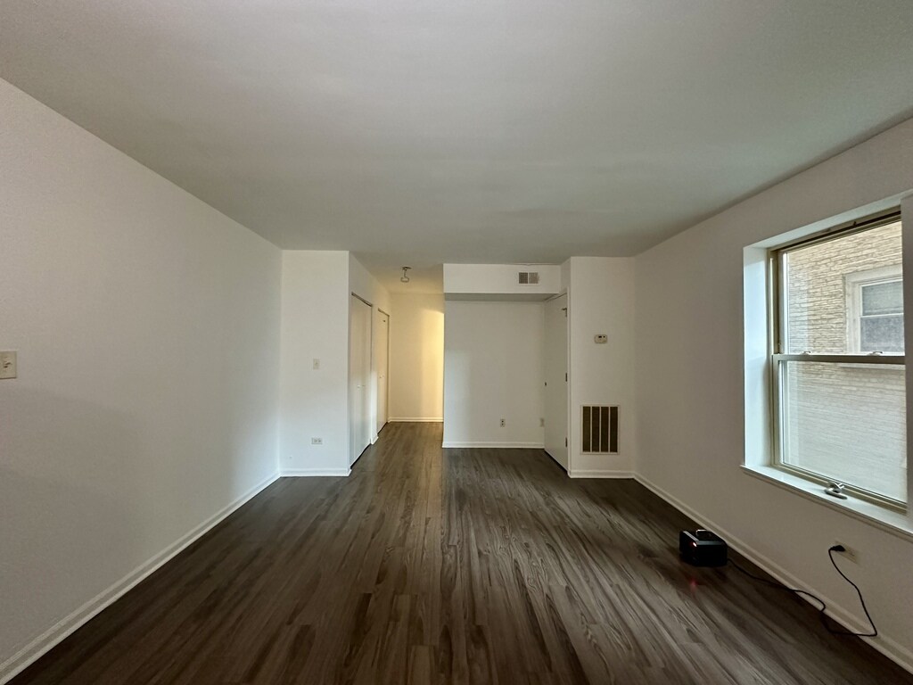 Building Photo - 925 W Carmen Ave