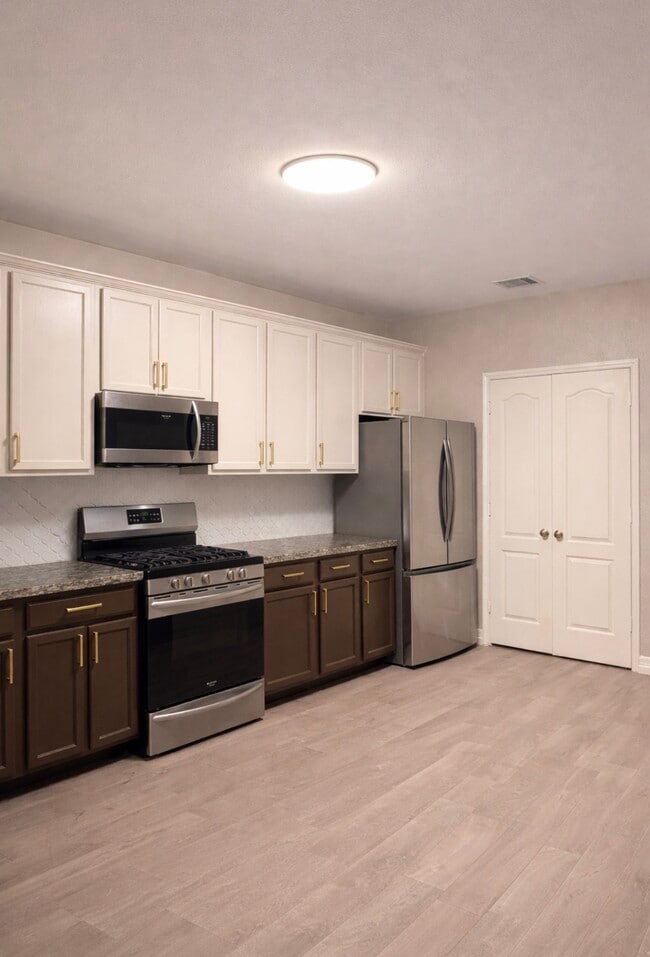 Building Photo - 16019 Summerville Lake Dr