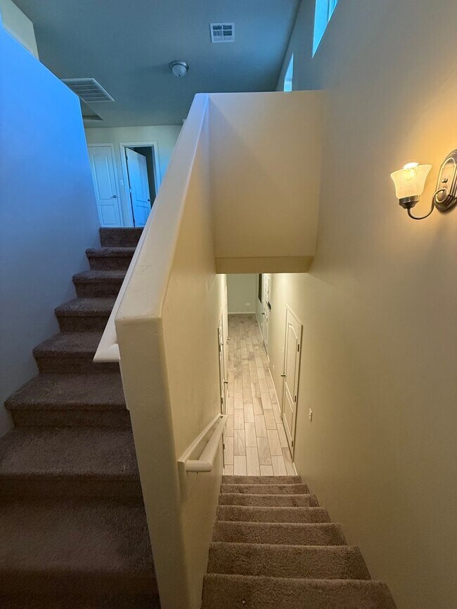 Building Photo - Charming 3BD/2.5BA with Garage in Legends West - Available Now!