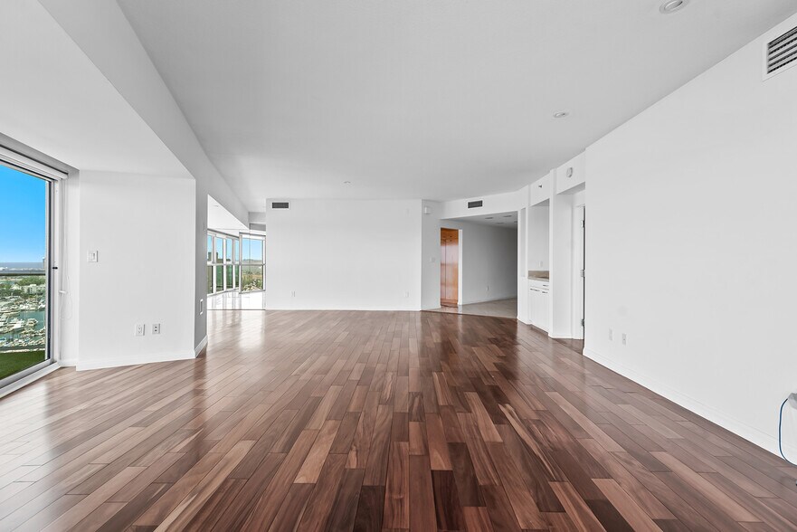 Building Photo - 13600 MARINA POINTE Dr