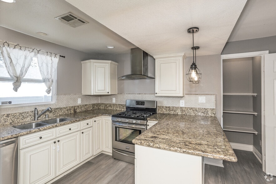 3BR, 2BA - 1,660SF - Kitchen - 536 W Greenwood Ave