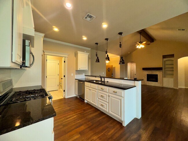 Building Photo - 3 Bed 2 Bath in Edmond!