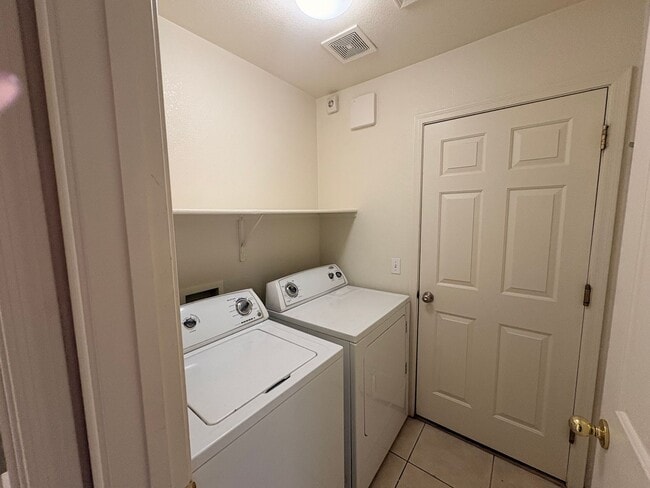 Building Photo - 3Bed 2Bath West Side Home