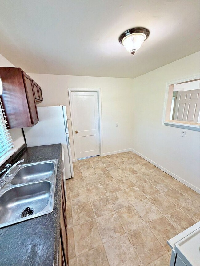 Building Photo - Rancher with Large Back Yard!