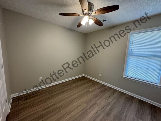 Building Photo - Beautifully updated 3-bedroom, 2-bathroom home for rent in Charlotte!