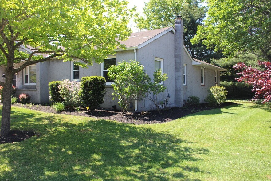 Building Photo - 320 Victoria St