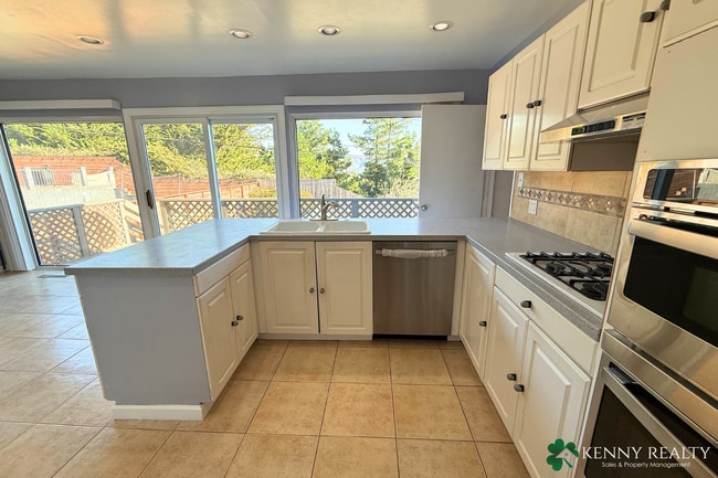Building Photo - Bright and Spacious 3BD/3BA Home with Bonu...