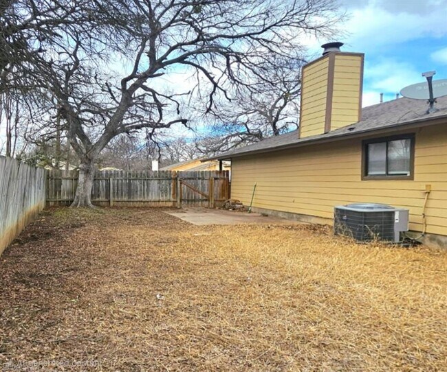 Building Photo - 802 Kimberly St