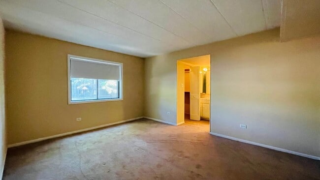 Building Photo - 6015 Lakeside Pl