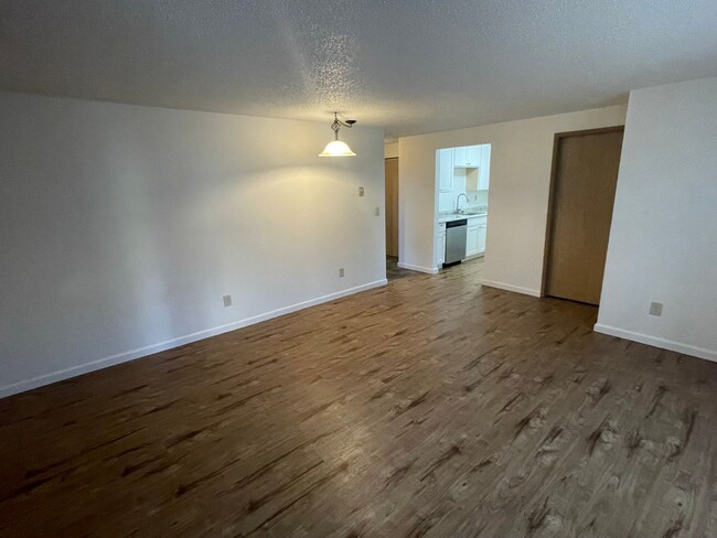 Building Photo - Great 3 Bedroom 1.75 Bathroom Condo! Washe...