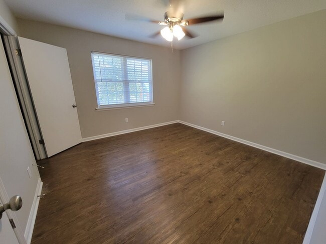 Building Photo - 014 University Ct