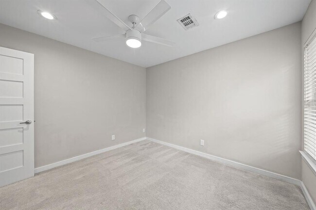 Building Photo - 6707 Columbia Dr