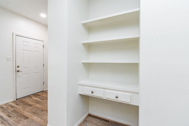 Building Photo - 2626 Holly Hall St