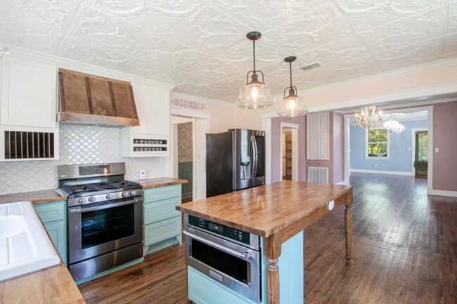 Building Photo - 228 Commerce St