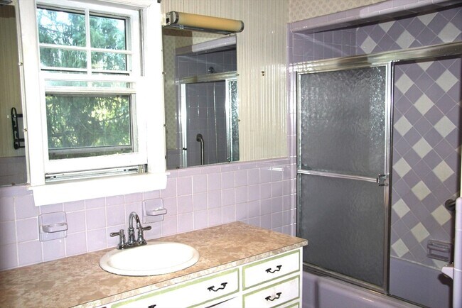 Building Photo - 14 Reed St