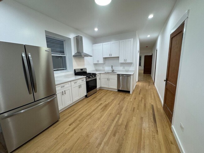 Building Photo - 1336 W Barry Ave