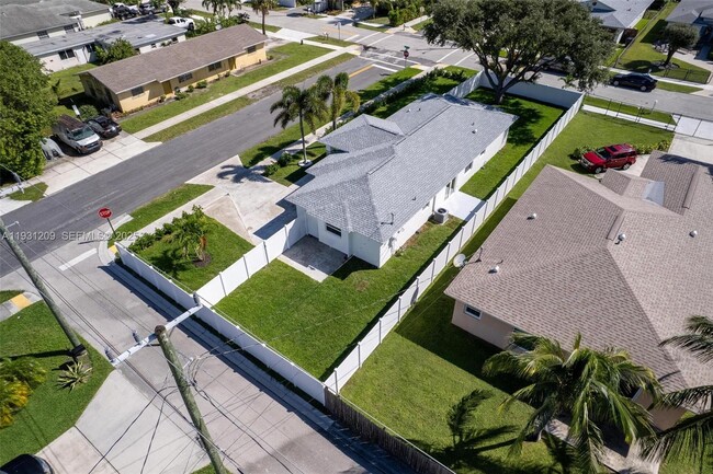 Building Photo - 102 SW 13th Ave