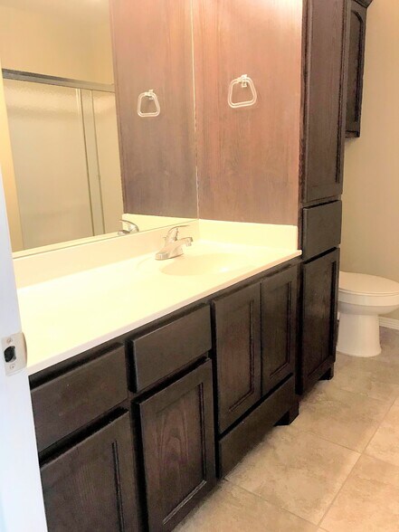 Plenty countertop & storage areas - 3607 Sheraton Ave