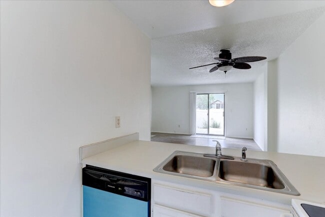 Building Photo - 2033 Gyros Cir