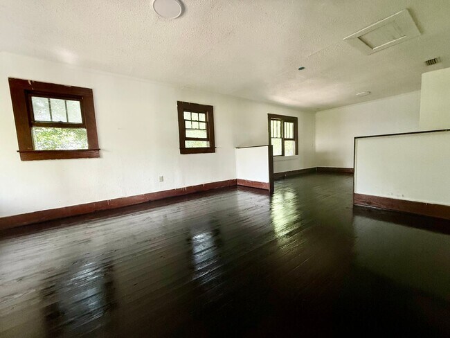 Building Photo - 3 Bedroom 1.5 Bathroom House in