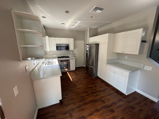 Building Photo - Welcome to this stunning 3-bedroom, 2.5-ba...