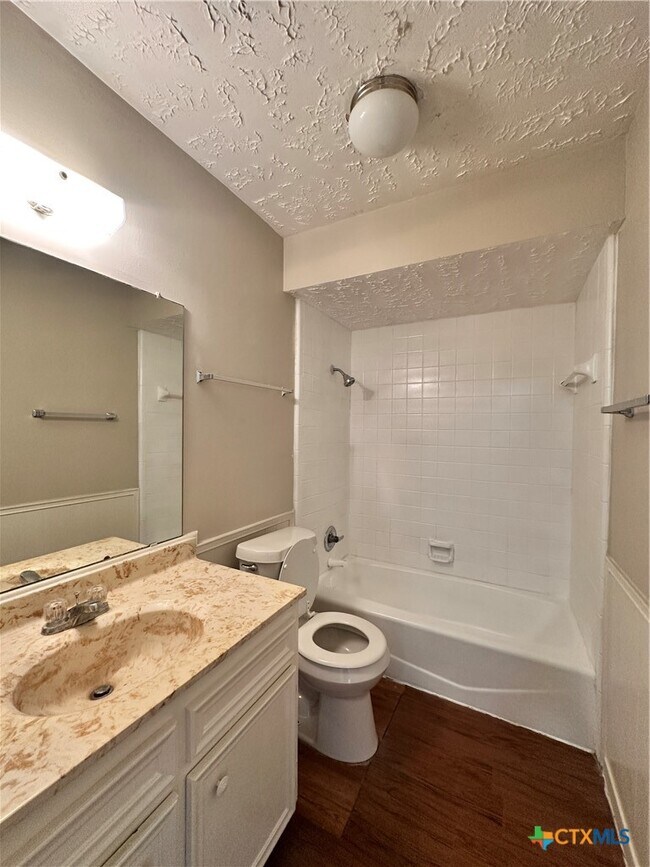 Building Photo - 906 N LBJ Dr