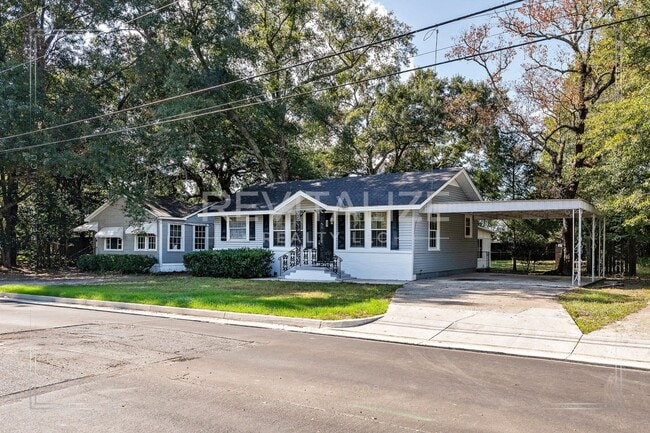 Building Photo - Adorable 3 Bed 2 Bath Cottage with Double ...