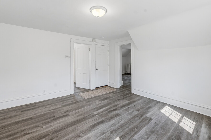 Building Photo - 418 S Spring St