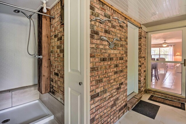 Building Photo - 1223 Redwood Ln