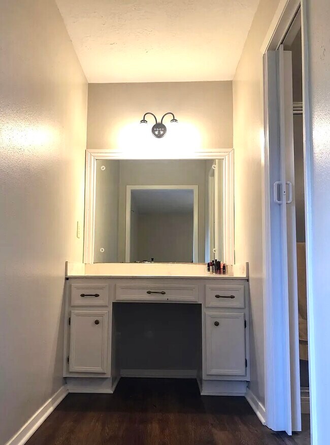 Building Photo - 1004 Crestwood Dr