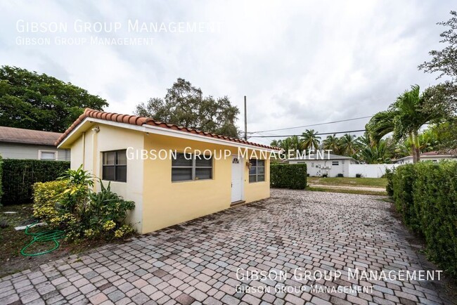 Building Photo - Spacious 1/1 by Las Olas with Washer and D...