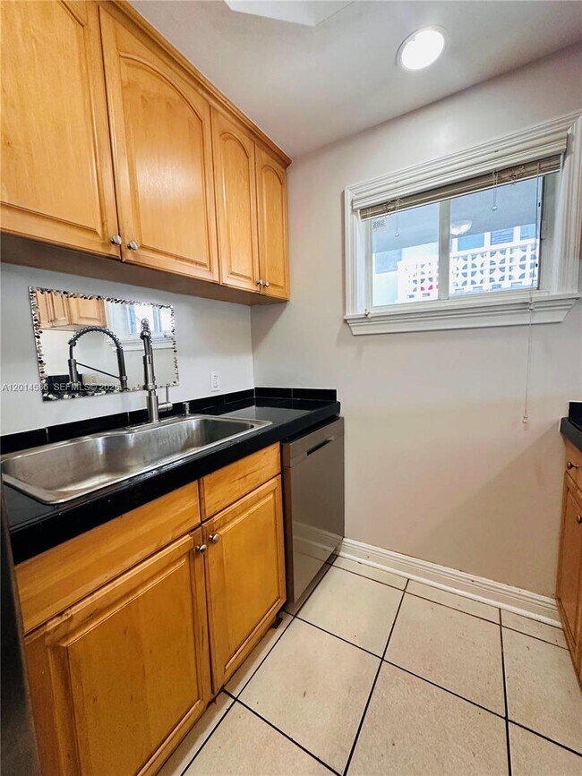 Building Photo - 2033 Calais Dr