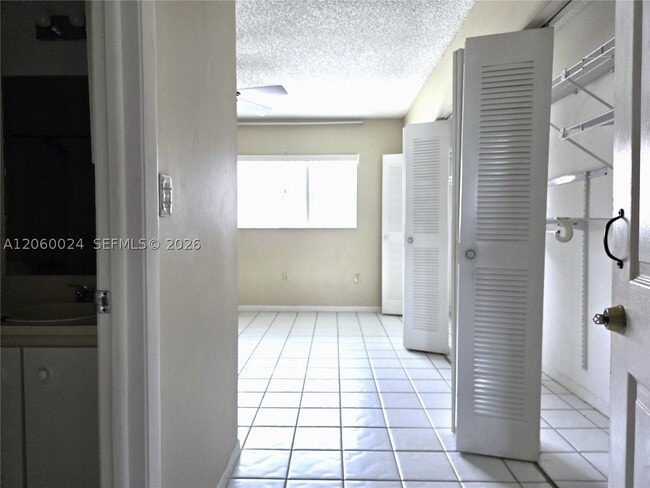 Building Photo - 900 SW 104th Ct