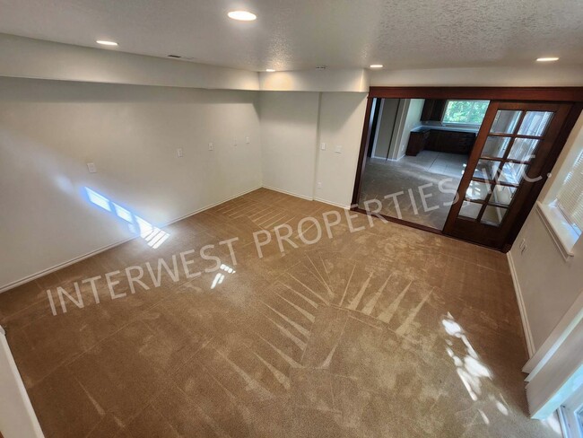 Building Photo - Large 3 Bed+ Bonus Room SW Pdx Home, Natur...