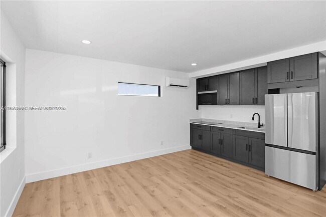 Building Photo - 419 78th St