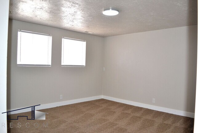 Building Photo - Main St Duplex