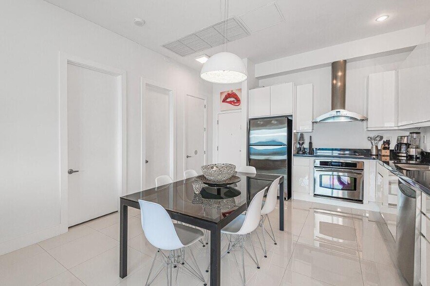 Building Photo - 2301 Collins Ave