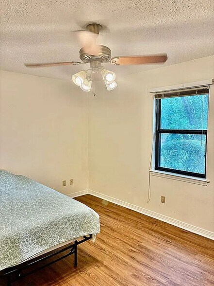 Building Photo - 7221 Lakewood Rd