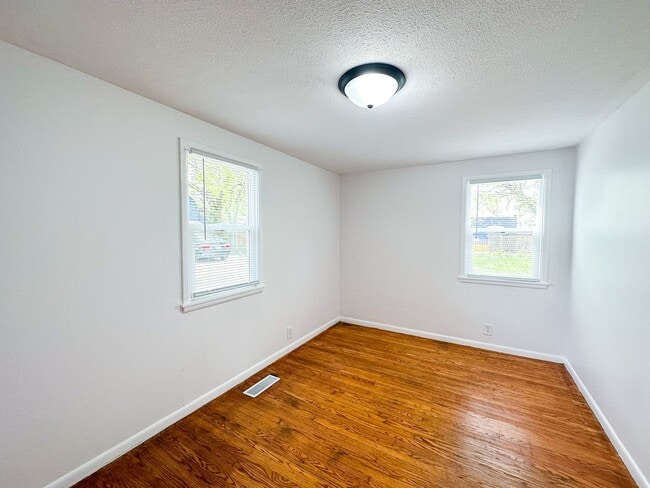 Building Photo - 2833 E Vermont St