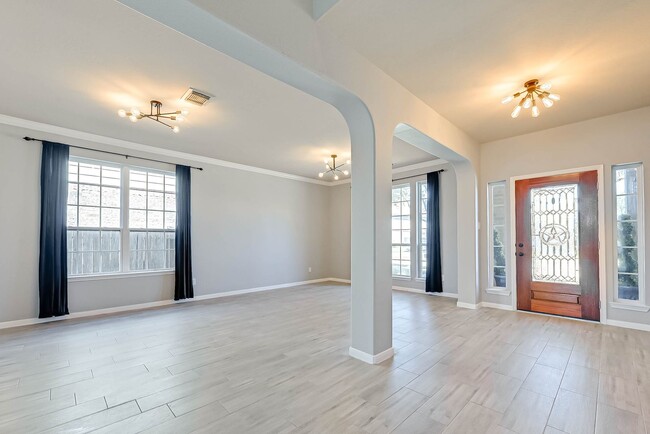 Building Photo - Two-story, 4BD/2.5BR renovated home in Fie...