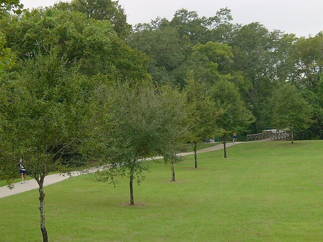 Building Photo - 527 Briar Knoll Dr