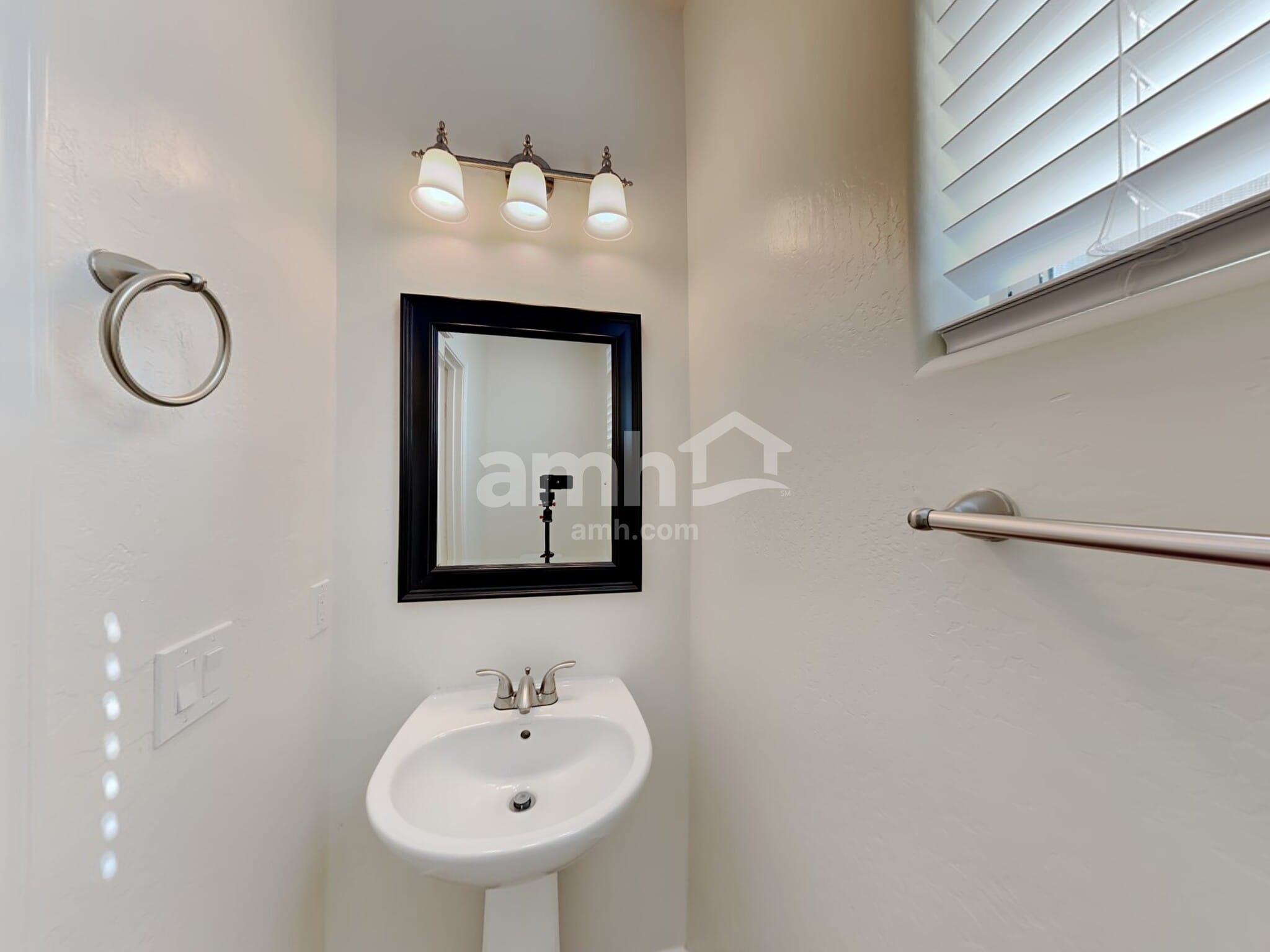 Building Photo - 3542 E Terrace Ave