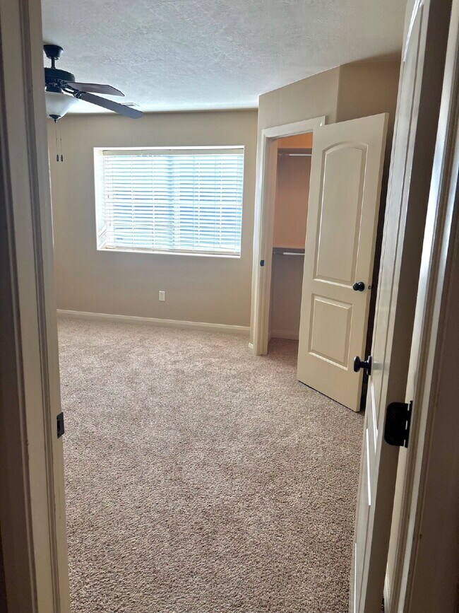 Building Photo - "Charming 3-Bed Townhouse in Cedar City – Spacious 1365 Sq Ft with 2.5 Baths!"
