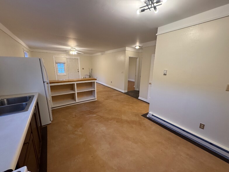 Building Photo - 706 Cherry Mountain St